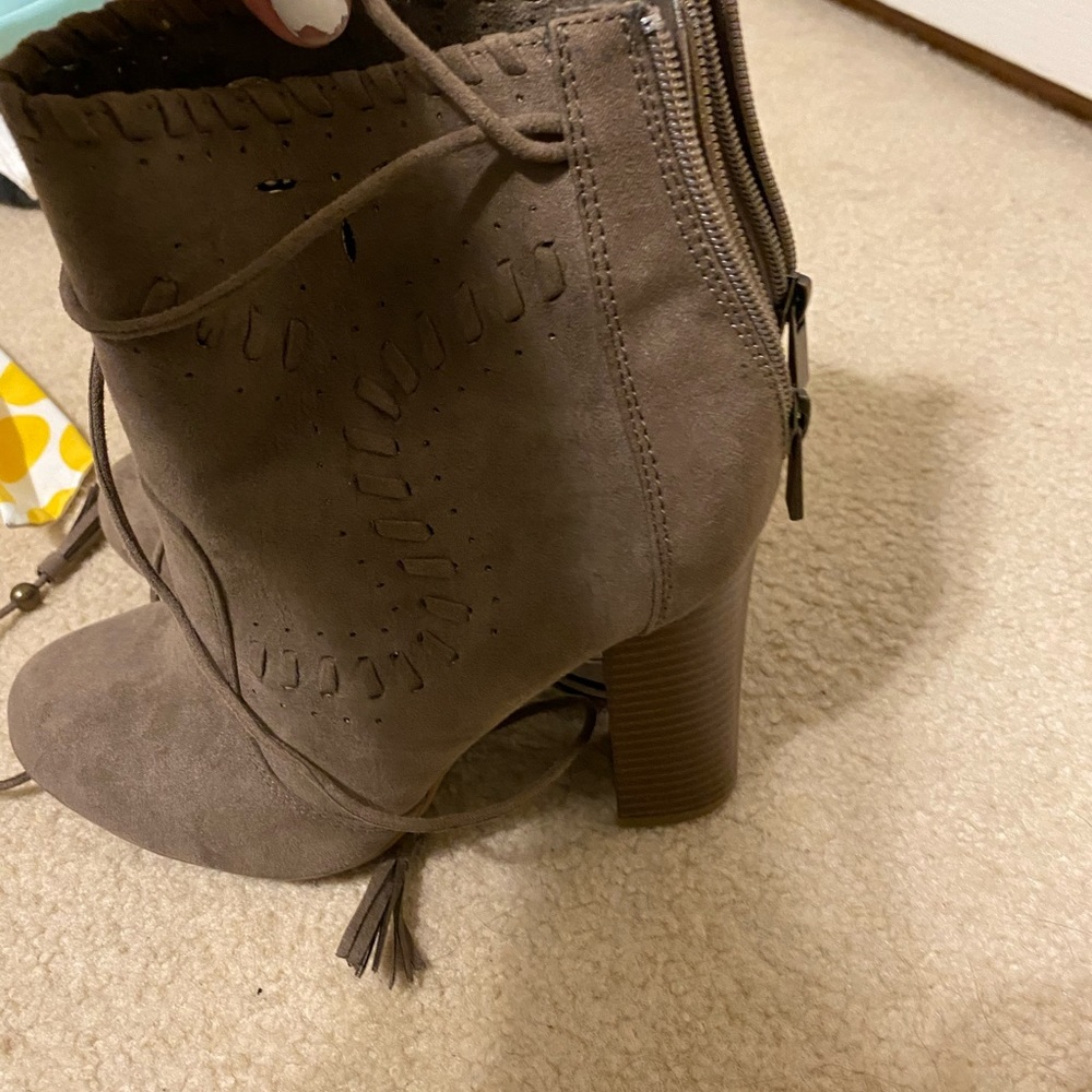 Heels - Picture 3 of 3